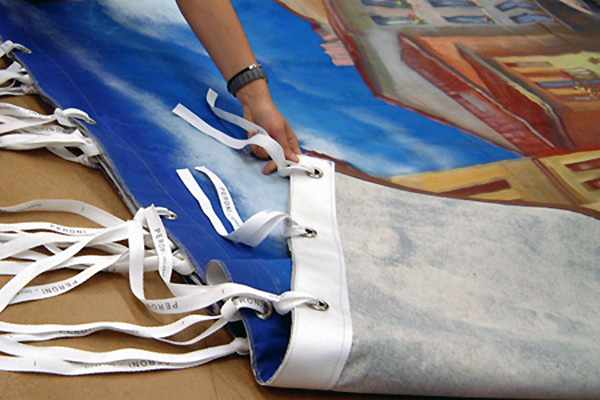 Крепление для ткани на стену. Как закрепить ткань. Крепление ткани к спинке кресла. Как закрепить ткань. Натяжка холста на подрамник.