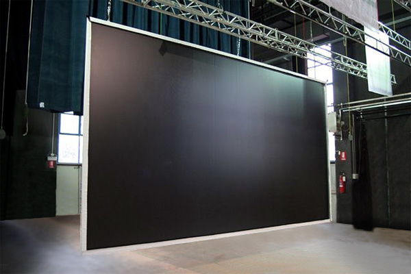 Купить экран. Blackout экран для проектора. Экран проекционный с алюминированным полотном, размер: 4х4 м. Проекционный экран на раме. Проекционный экран для сцены.